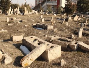 Malatya’da 250 yıllık mezarlık depremde hasar gördü 