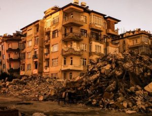 Türkiye’deki deprem yıkımı ülkede kriz yarattı: İmar affı tartışma yarattı