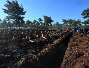 Belediye depremzedeye taksitle mezar sattı