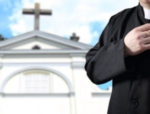 Cinsel istismar suçlamalarında adı geçen 4 rahip görevden uzaklaştırıldı