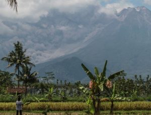 Endonezya’da yanardağ yüzünden turizm ve madencilik faaliyetleri durdu