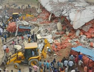 Hindistan’da deponun çatısının çökmesi sonucu 14 kişi öldü