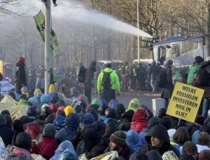 Hollanda karıştı: Çevrecilerin eylemine polis müdahale etti