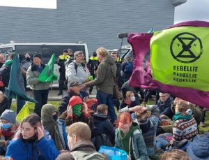 Hollanda’da çevreciler havalimanında gösteri yaptı