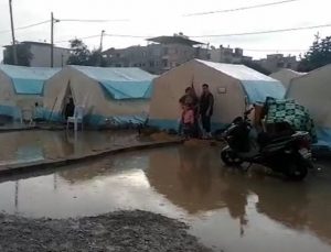 İskenderun’da çadır kentte yaşayanlar şiddetli yağıştan etkilendi 
