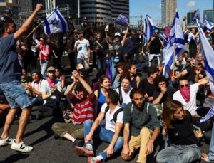 İsrail’de ‘diktatörlüğe karşı direniş günü’: Başbakanın evini kuşattılar
