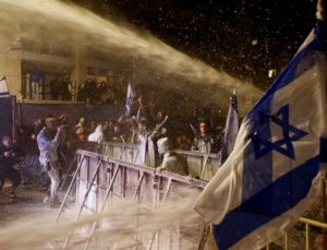 İsrail’i iç savaşın eşiğine getiren yargı reformunda Netanyahu’dan geri adım sinyali