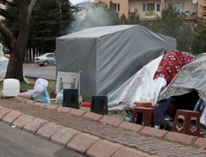 Kayseri’deki deprem sonrası boş alanlar naylon çadırlarla doldu