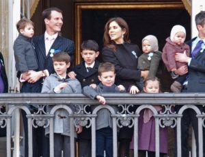 Kraliçe, çocuklarının kraliyet unvanlarını almıştı… Prens Danimarka’yı terk ediyor