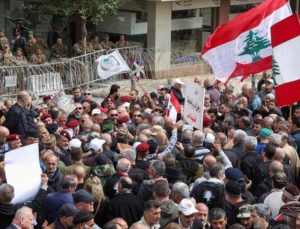 Lübnan’da emekli askerler hükümet binalarını bastı