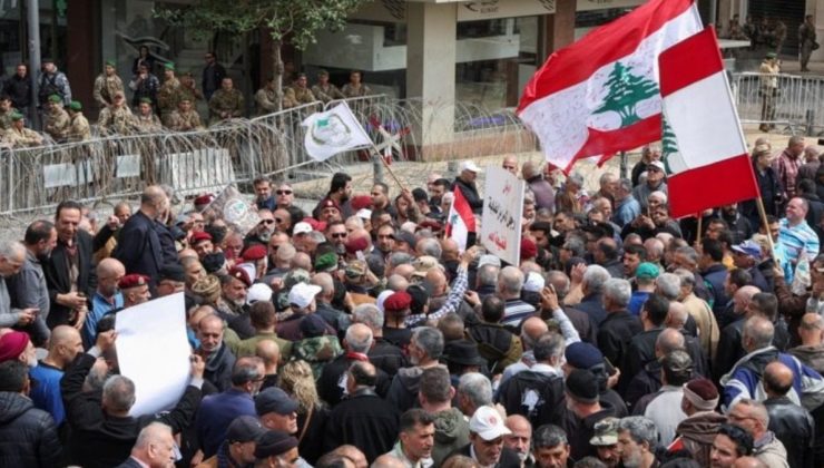 Lübnan’da emekli askerler hükümet binalarını bastı