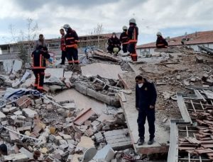 Malatya’da 5 katlı bir bina çöktü: Ekipler enkazda arama başlattı