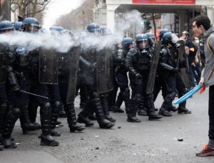 Paris’te polisin protestocuları tehdit etmesine ilişkin soruşturma talebi