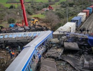 Yunanistan’ı sarsan tren kazasında yaşamını yitirenlerin sayısı artıyor