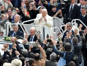 Papa rahatsızlığından sonra ilk kez ayine katıldı