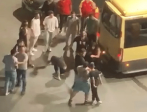 İstanbul’da Yabancı Uyruklu Sapıklar İki kadını kaçırmaya çalıştı! Sapıklara müdahale vatandaştan geldi dayak attılar!