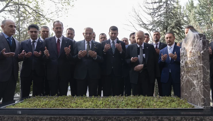 MHP Lideri Devlet Bahçeli, Alparslan Türkeş’in Kabrini Ziyaret Etti ve Türkiye’nin Büyük Meselelerle Karşı Karşıya Olduğunu Vurguladı